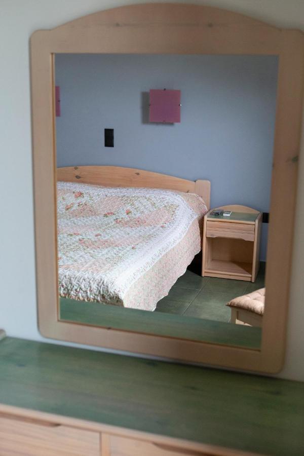 Eri Rooms To Let Raches  Exteriör bild