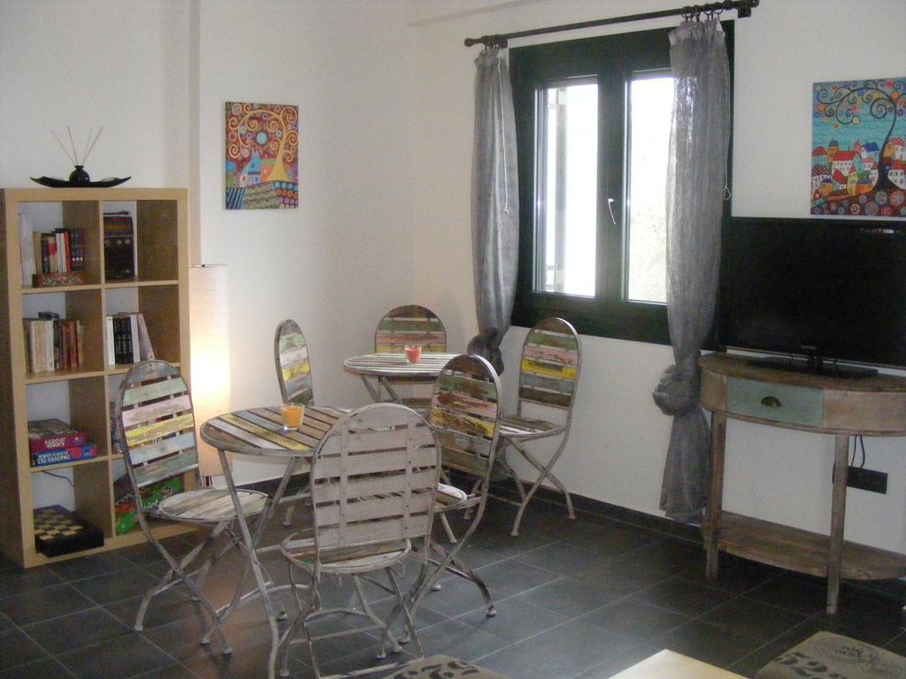 Eri Rooms To Let Raches  Exteriör bild