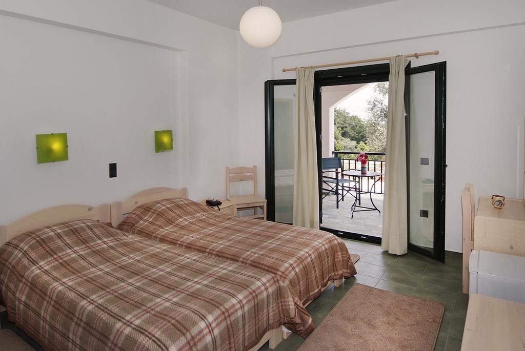 Eri Rooms To Let Raches  Exteriör bild